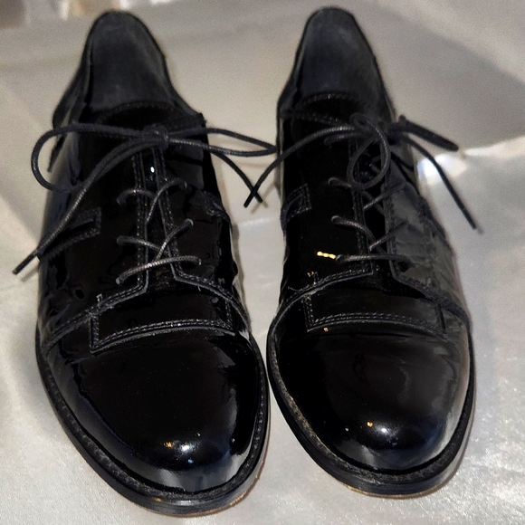 STUART WEITZMAN BLK PATENT LEATHER LOAFERS WITH SIDE CUTOUT SIZE 7 - Picture 4 of 12